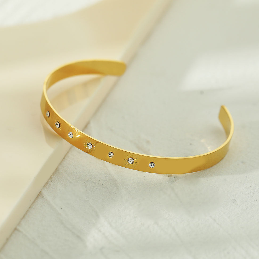 CHIMAKAK : Bracelet en or avec incrustations de zircone et gravure d'étoile.