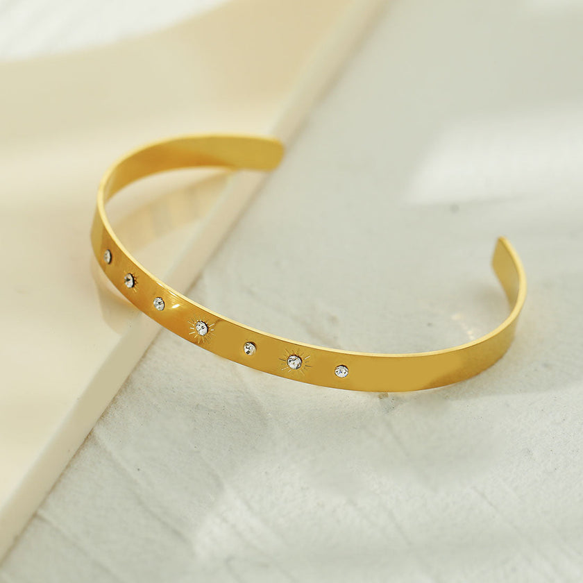 CHIMAKAK : Bracelet en or avec incrustations de zircone et gravure d'étoile.