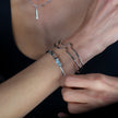 CHITRA : Bracelet au style industriel et chic avec des bandes parallèles de formes abstraites en or blanc argenté.