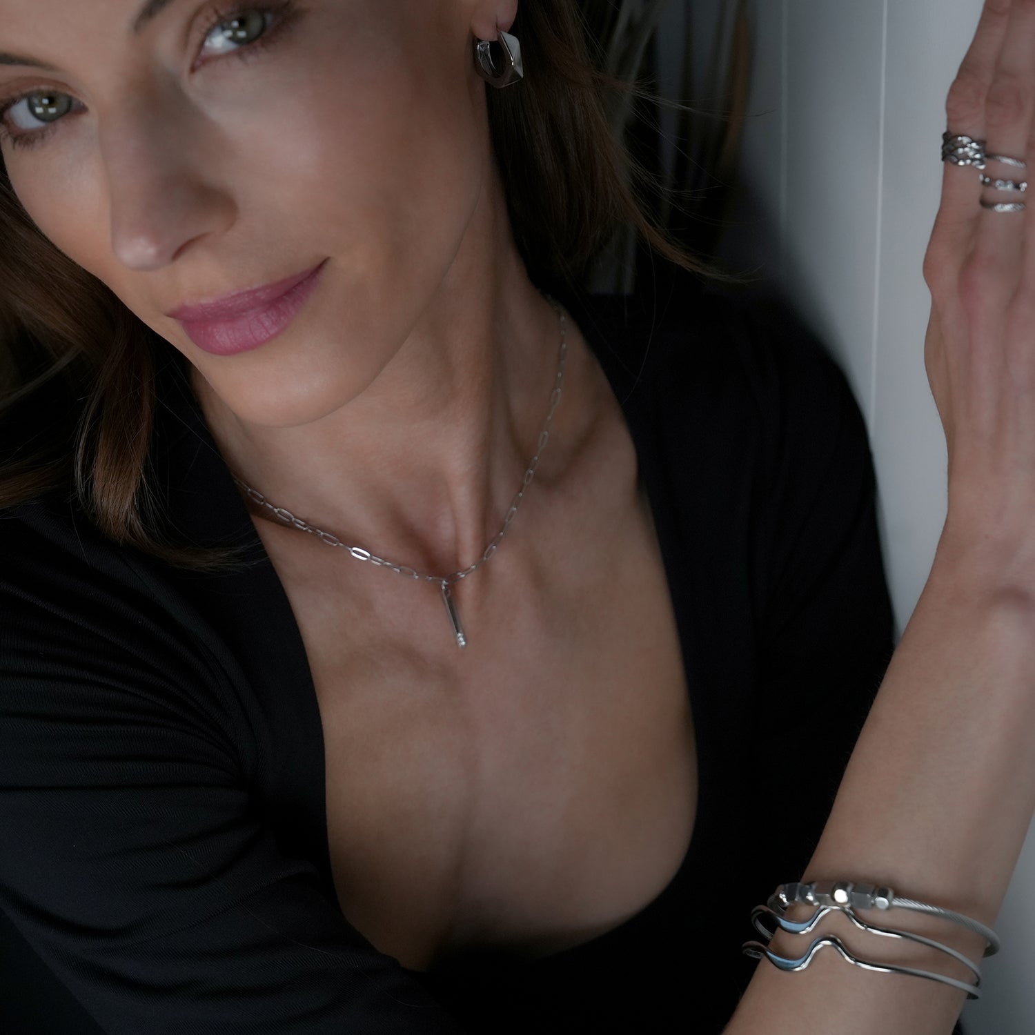 CHITRA : Bracelet au style industriel et chic avec des bandes parallèles de formes abstraites en or blanc argenté.