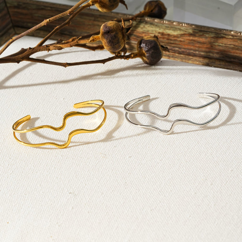 CHITRA : Bracelet au style industriel et chic avec des bandes parallèles de formes abstraites en or blanc argenté.