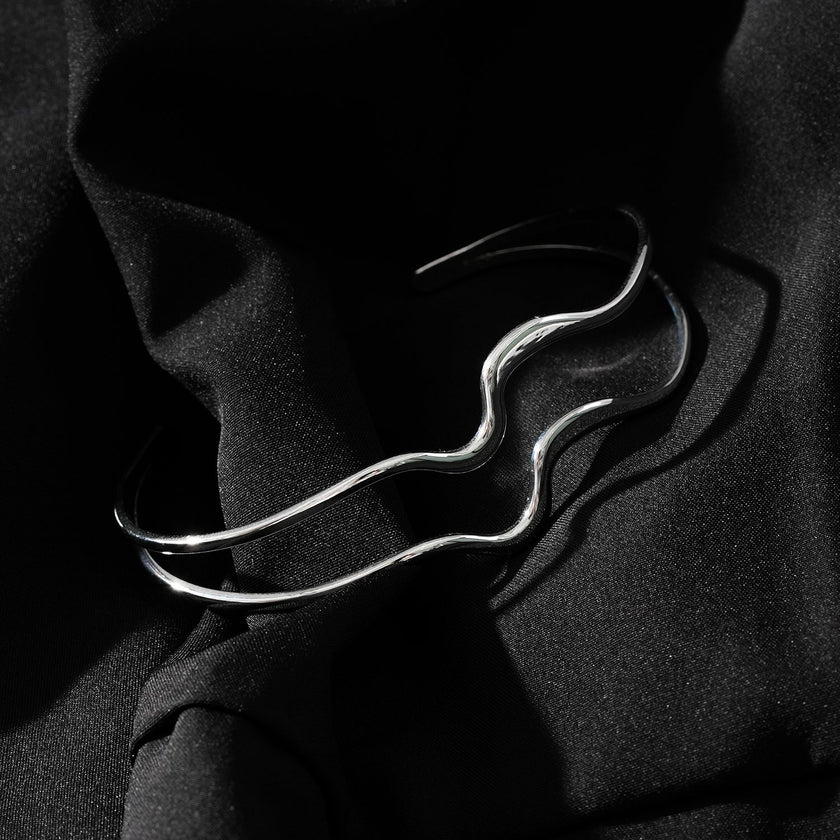 CHITRA : Bracelet au style industriel et chic avec des bandes parallèles de formes abstraites en or blanc argenté.