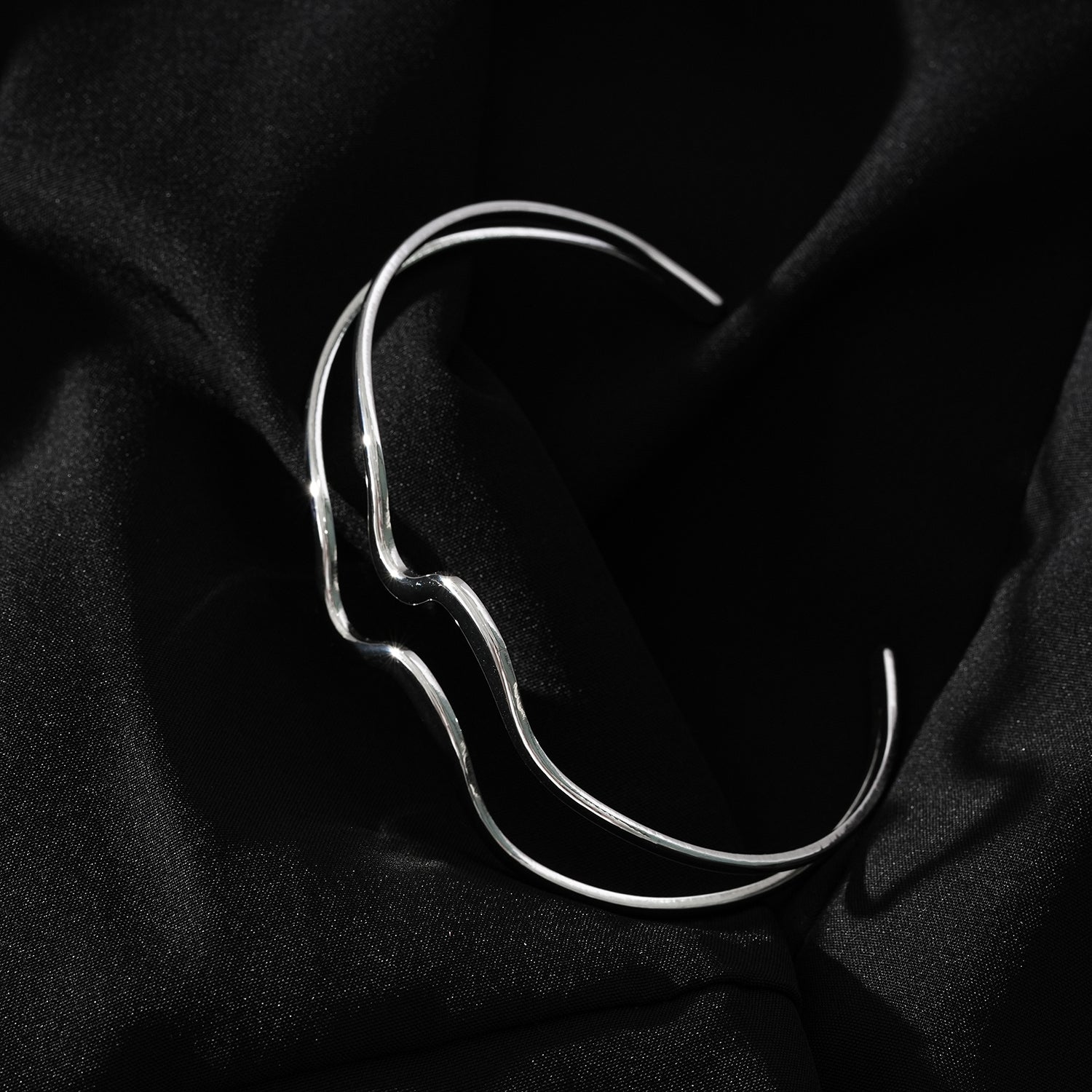 CHITRA : Bracelet au style industriel et chic avec des bandes parallèles de formes abstraites en or blanc argenté.