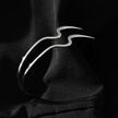 CHITRA : Bracelet au style industriel et chic avec des bandes parallèles de formes abstraites en or blanc argenté.