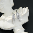 COMPTON Or Blanc (Ton Argenté) : Boucles d'oreilles en forme d'aile pavées de zircons scintillants – Élégance et brillance pour toutes les occasions.