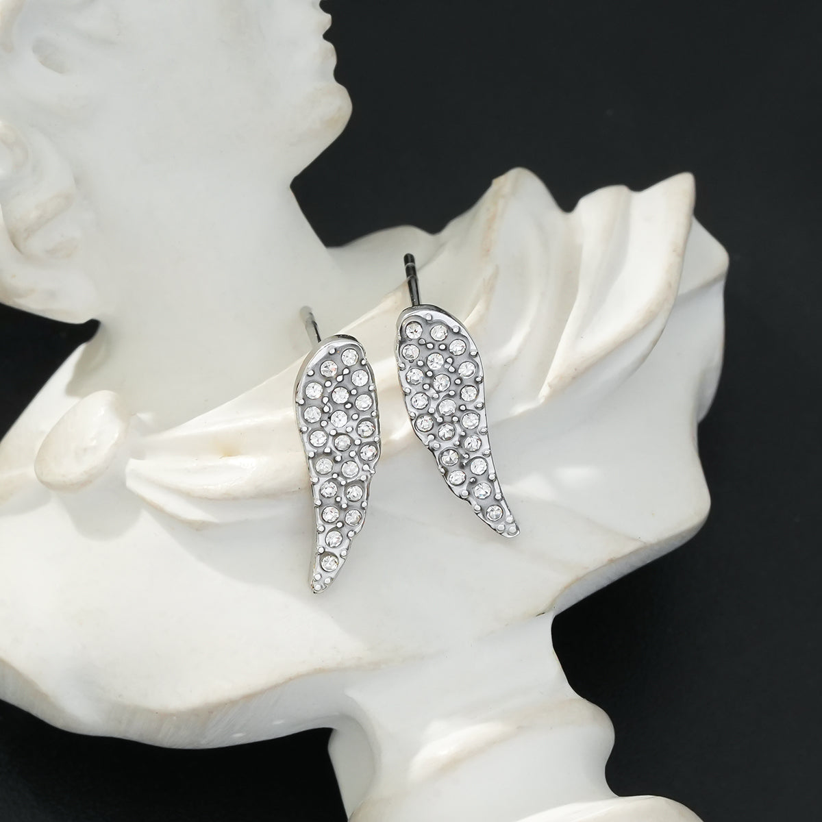 COMPTON Or Blanc (Ton Argenté) : Boucles d'oreilles en forme d'aile pavées de zircons scintillants – Élégance et brillance pour toutes les occasions.