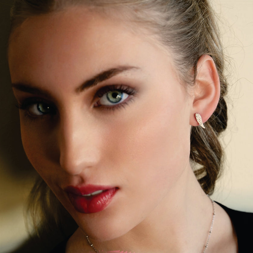 COMPTON Or Blanc (Ton Argenté) : Boucles d'oreilles en forme d'aile pavées de zircons scintillants – Élégance et brillance pour toutes les occasions.
