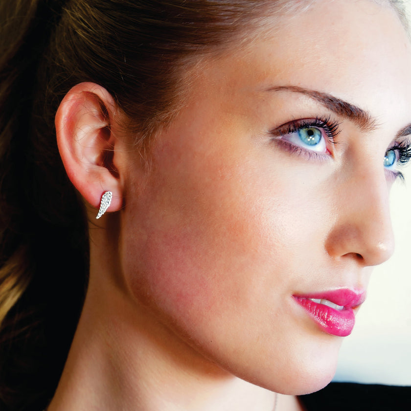 COMPTON Or Blanc (Ton Argenté) : Boucles d'oreilles en forme d'aile pavées de zircons scintillants – Élégance et brillance pour toutes les occasions.