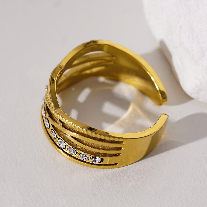 Style CORAZON : Bague à plusieurs anneaux entrelacés sertie de zircons.