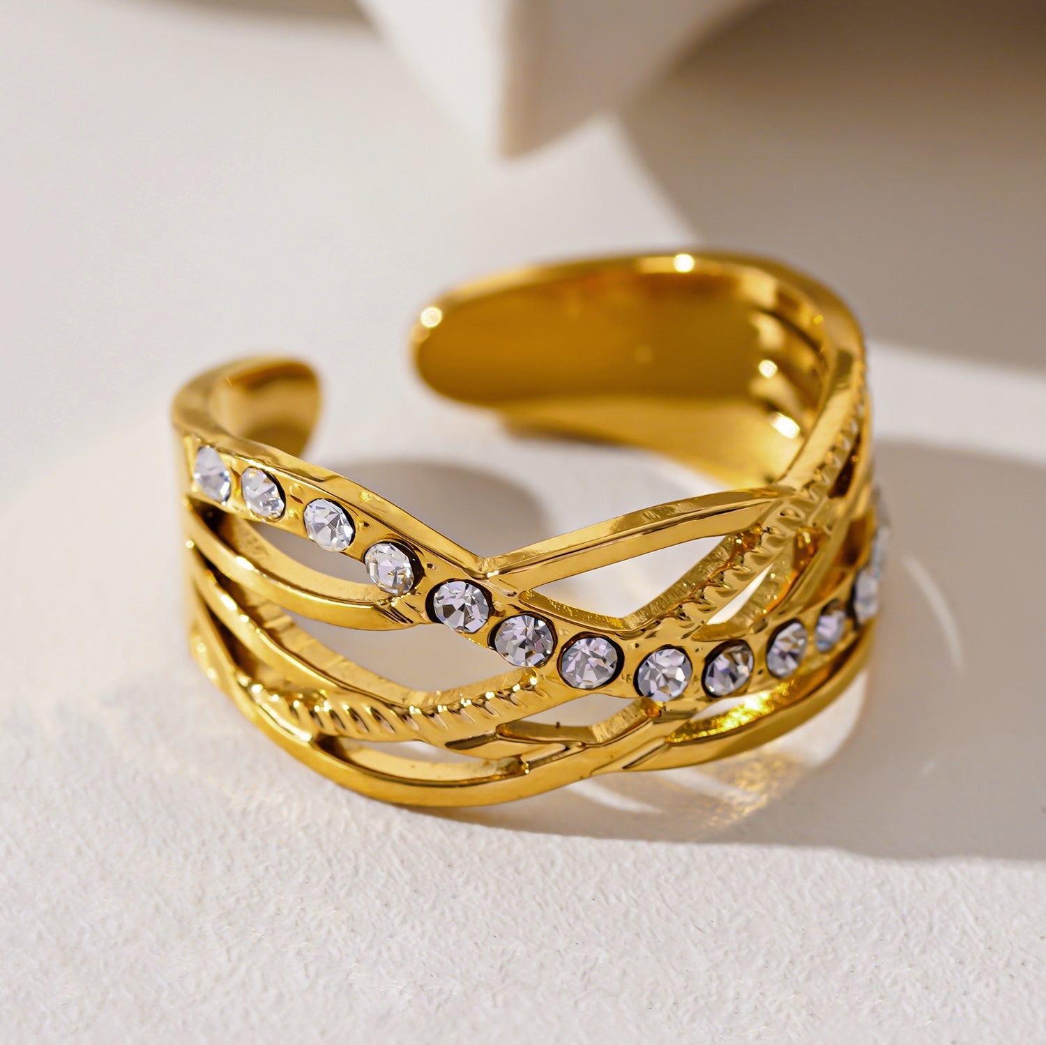 Style CORAZON : Bague à plusieurs anneaux entrelacés sertie de zircons.