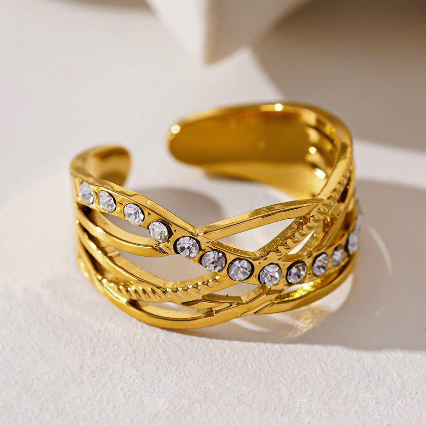 Style CORAZON : Bague à plusieurs anneaux entrelacés sertie de zircons.