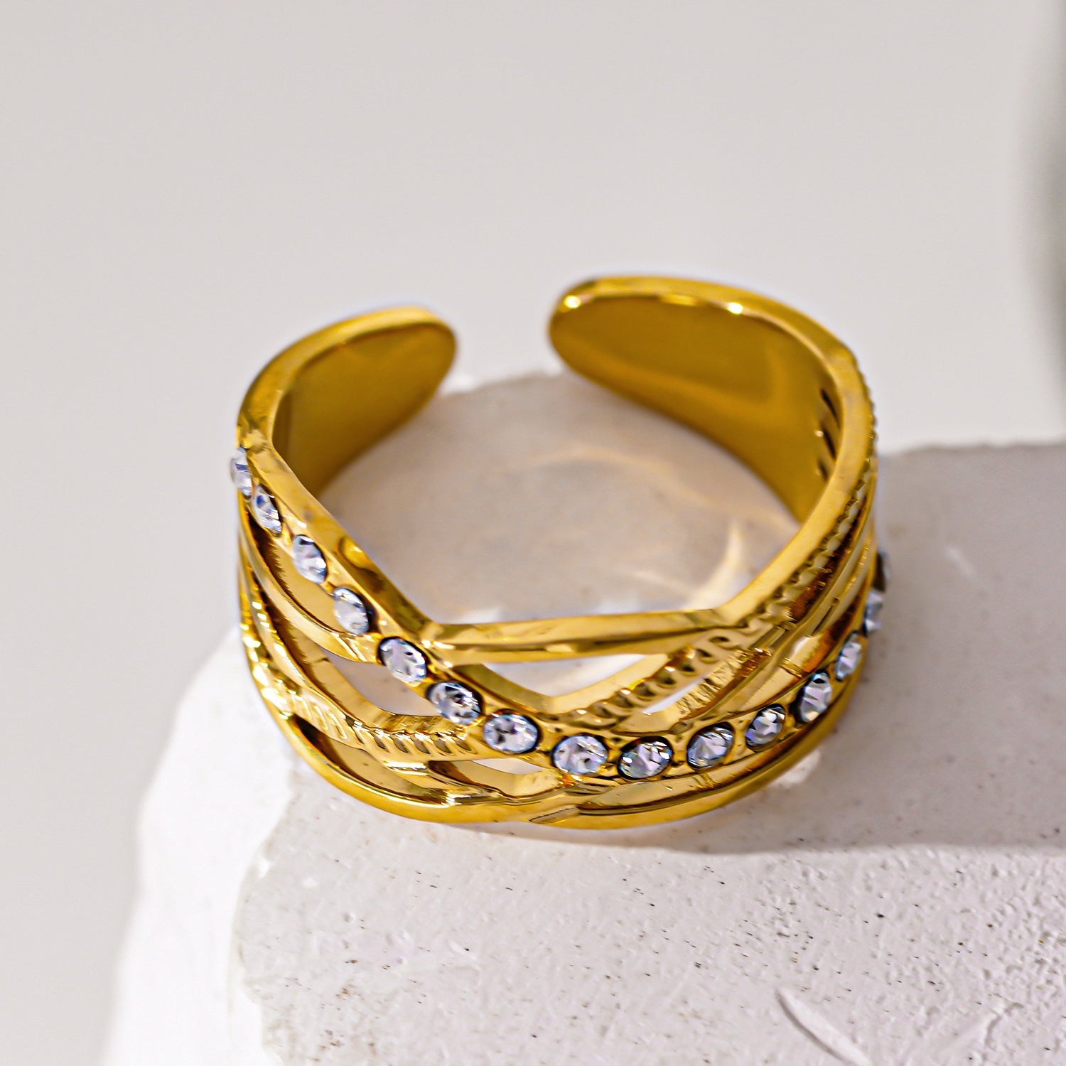Style CORAZON : Bague à plusieurs anneaux entrelacés sertie de zircons.