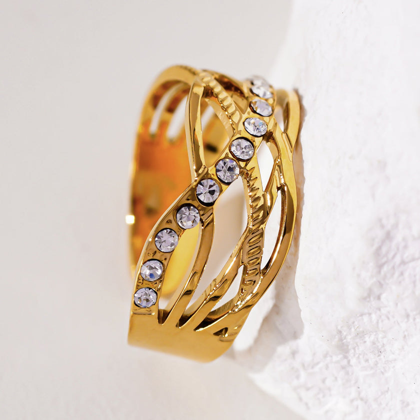 Style CORAZON : Bague à plusieurs anneaux entrelacés sertie de zircons.