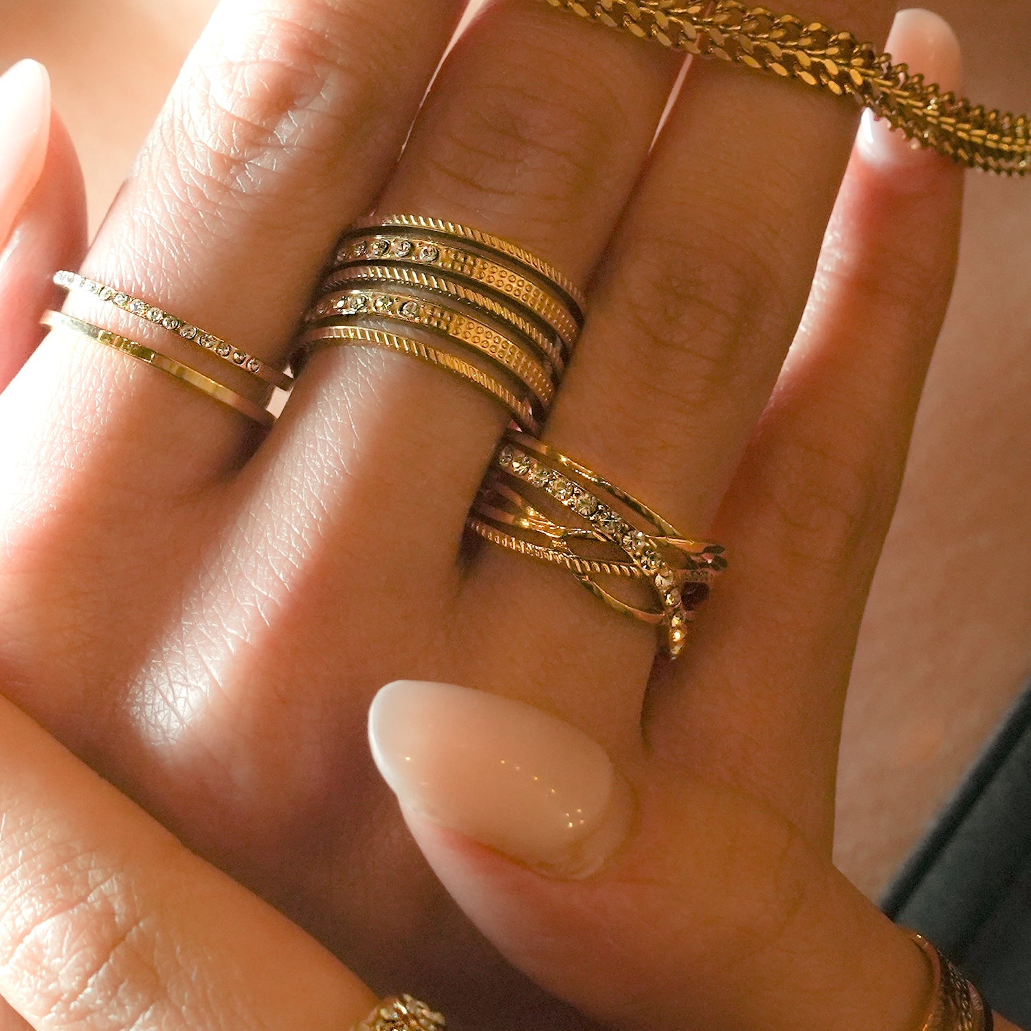 Style CORAZON : Bague à plusieurs anneaux entrelacés sertie de zircons.