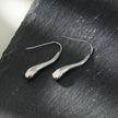 Style CORNING Argent (Or Blanc) : Boucles d'oreilles en forme de têtard – Élégance unique avec une touche ludique.