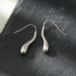 Style CORNING Argent (Or Blanc) : Boucles d'oreilles en forme de têtard – Élégance unique avec une touche ludique.
