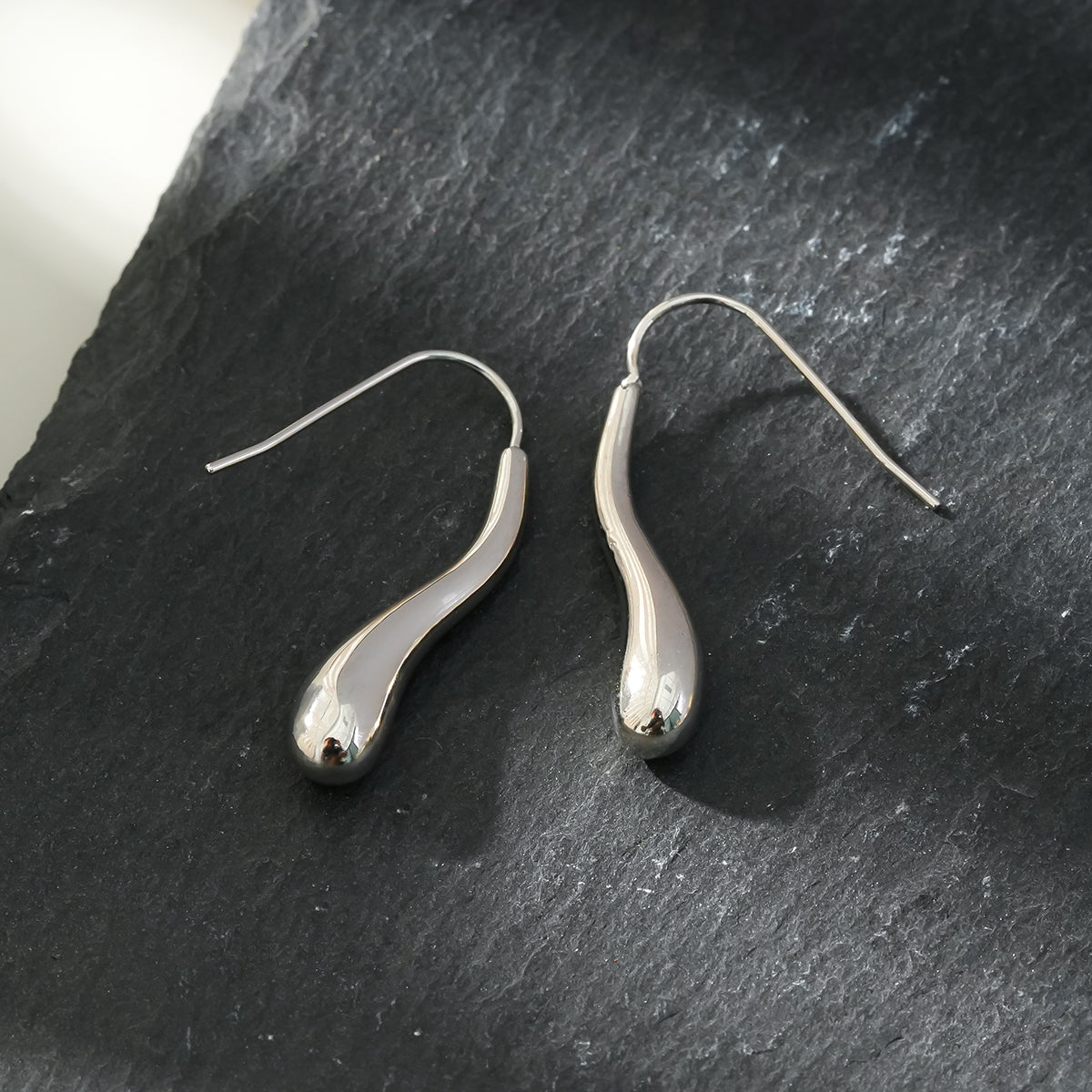 Style CORNING Argent (Or Blanc) : Boucles d'oreilles en forme de têtard – Élégance unique avec une touche ludique.