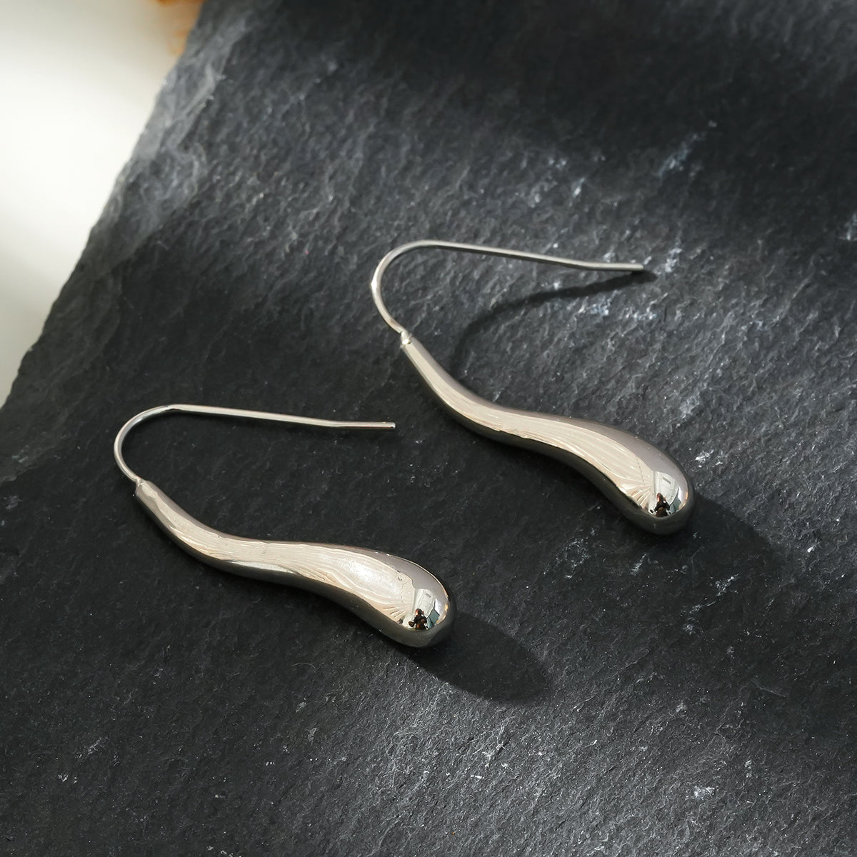 Style CORNING Argent (Or Blanc) : Boucles d'oreilles en forme de têtard – Élégance unique avec une touche ludique.