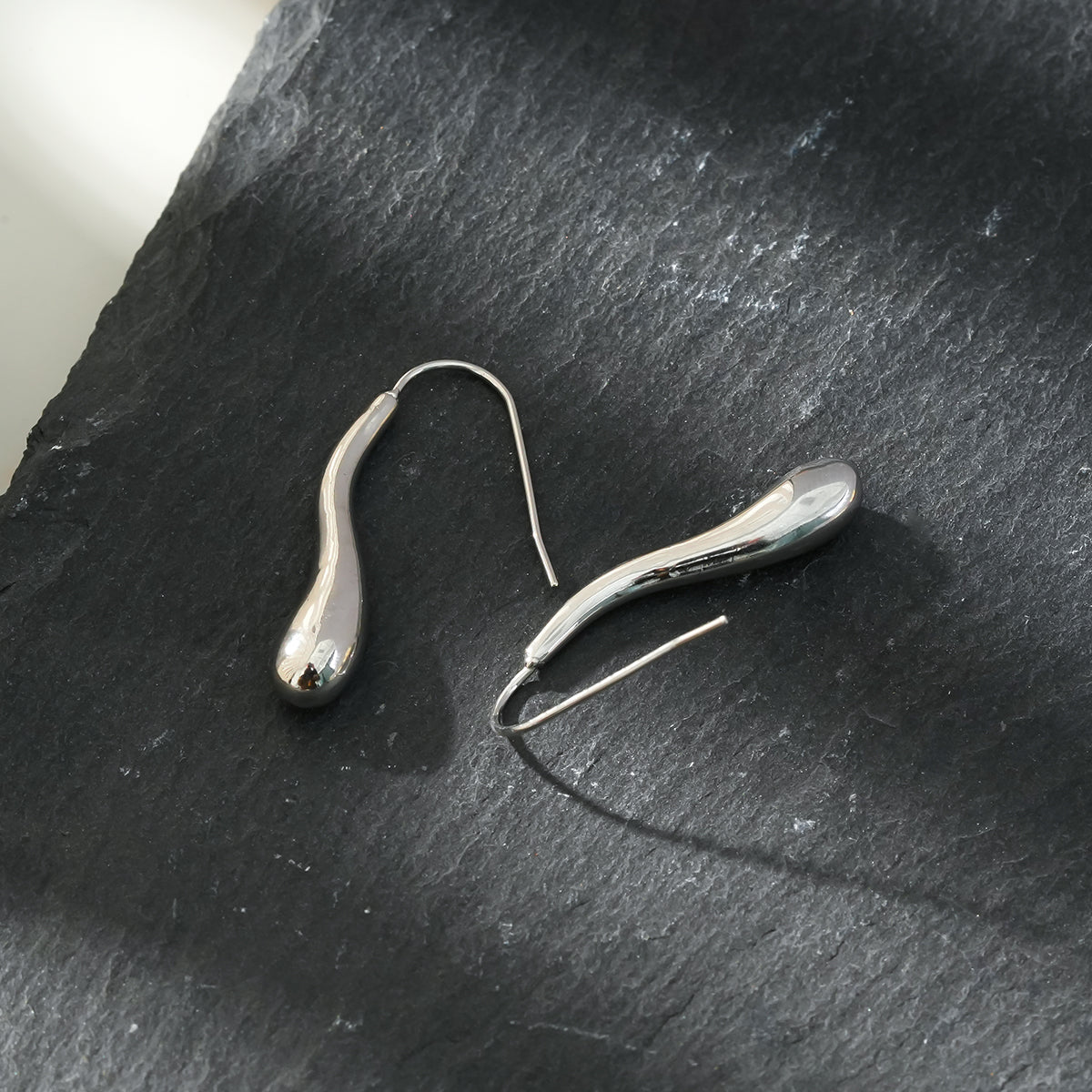 Style CORNING Argent (Or Blanc) : Boucles d'oreilles en forme de têtard – Élégance unique avec une touche ludique.