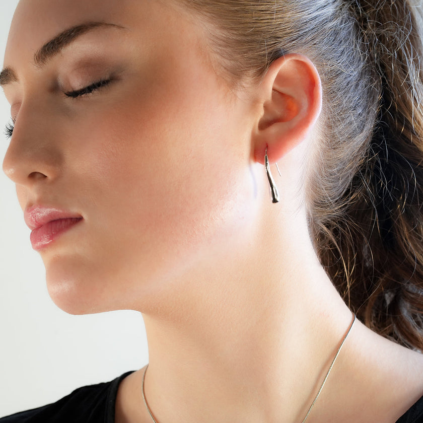 Style CORNING Argent (Or Blanc) : Boucles d'oreilles en forme de têtard – Élégance unique avec une touche ludique.