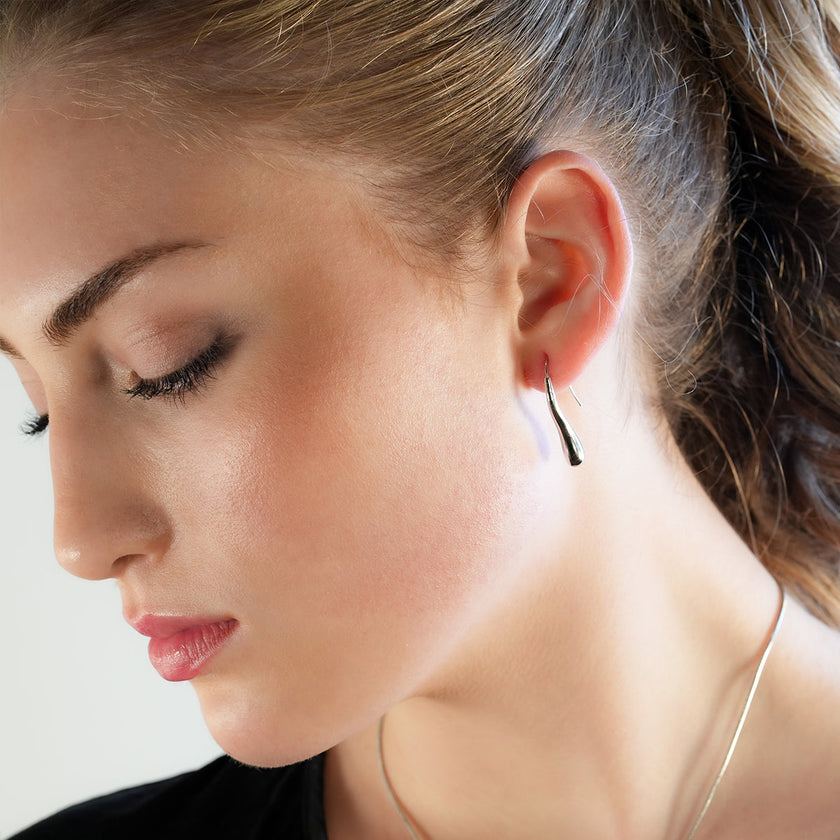 Style CORNING Argent (Or Blanc) : Boucles d'oreilles en forme de têtard – Élégance unique avec une touche ludique.