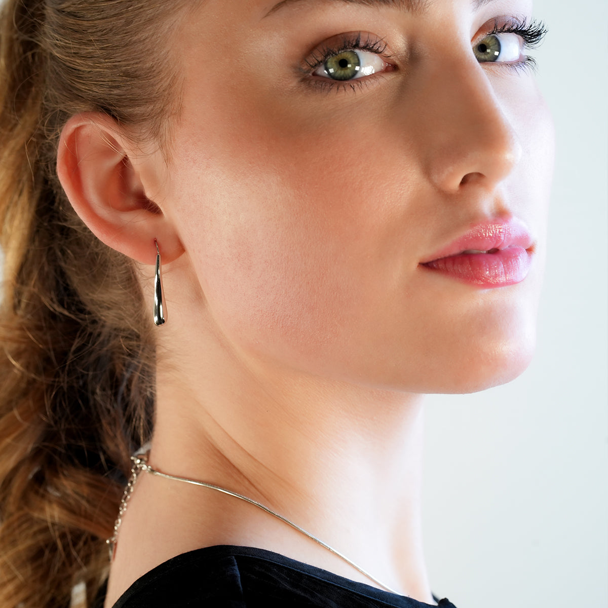 Style CORNING Argent (Or Blanc) : Boucles d'oreilles en forme de têtard – Élégance unique avec une touche ludique.