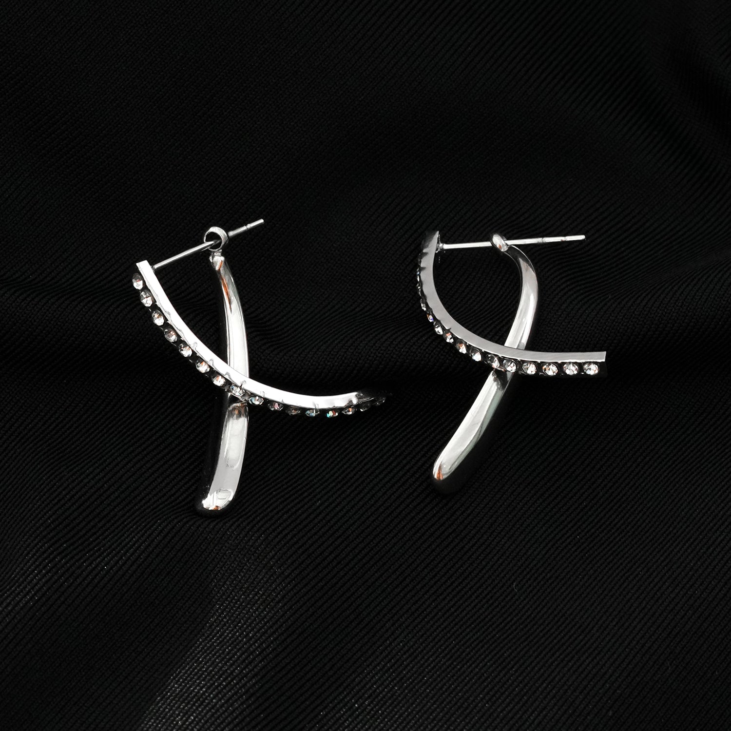 CREEDA Or Blanc (Couleur Argent) : Boucles d'oreilles créoles amovibles de forme avant-gardiste avec pierres précieuses en zircone.