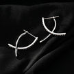 CREEDA Or Blanc (Couleur Argent) : Boucles d'oreilles créoles amovibles de forme avant-gardiste avec pierres précieuses en zircone.