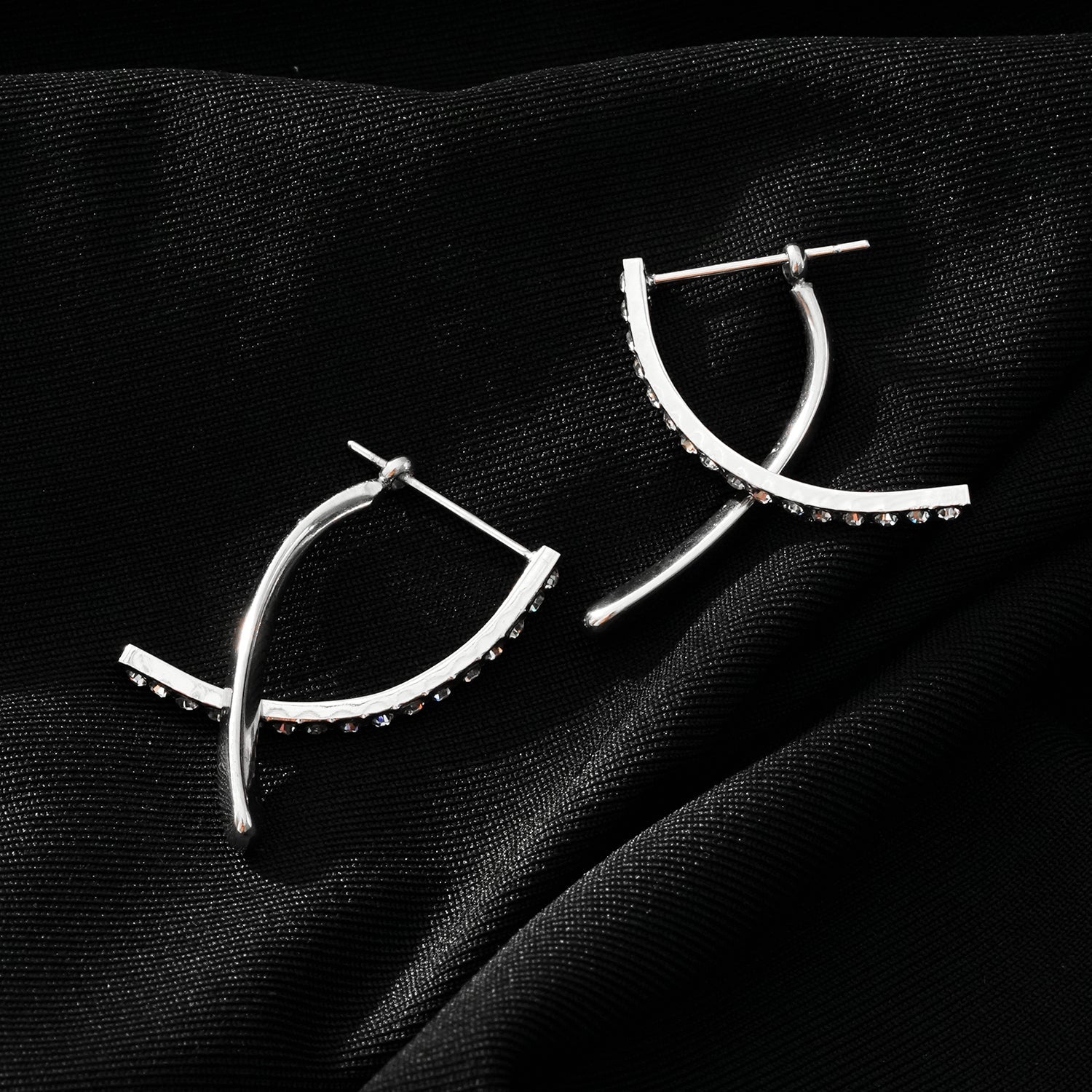 CREEDA Or Blanc (Couleur Argent) : Boucles d'oreilles créoles amovibles de forme avant-gardiste avec pierres précieuses en zircone.