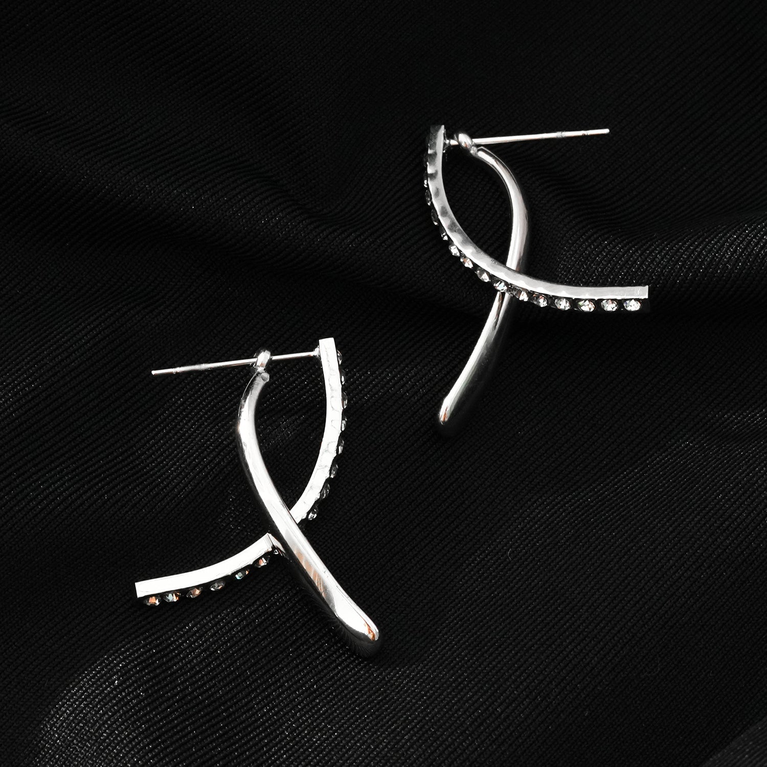 CREEDA Or Blanc (Couleur Argent) : Boucles d'oreilles créoles amovibles de forme avant-gardiste avec pierres précieuses en zircone.