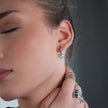CREEDA Or Blanc (Ton Argenté) : Boucles d'oreilles vintage serties de zircons avec breloque en forme de cœur en moissanite.