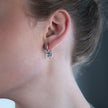 CREEDA Or Blanc (Ton Argenté) : Boucles d'oreilles vintage serties de zircons avec breloque en forme de cœur en moissanite.