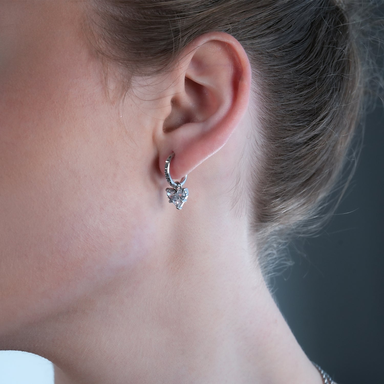 CREEDA Or Blanc (Ton Argenté) : Boucles d'oreilles vintage serties de zircons avec breloque en forme de cœur en moissanite.