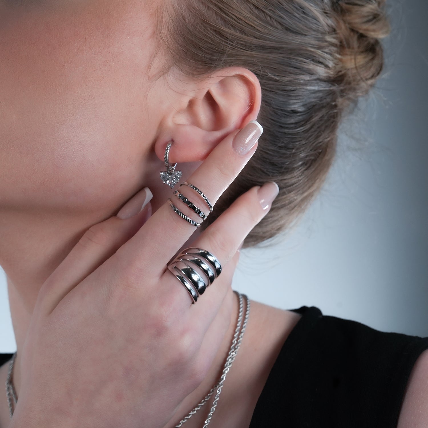CREEDA Or Blanc (Ton Argenté) : Boucles d'oreilles vintage serties de zircons avec breloque en forme de cœur en moissanite.