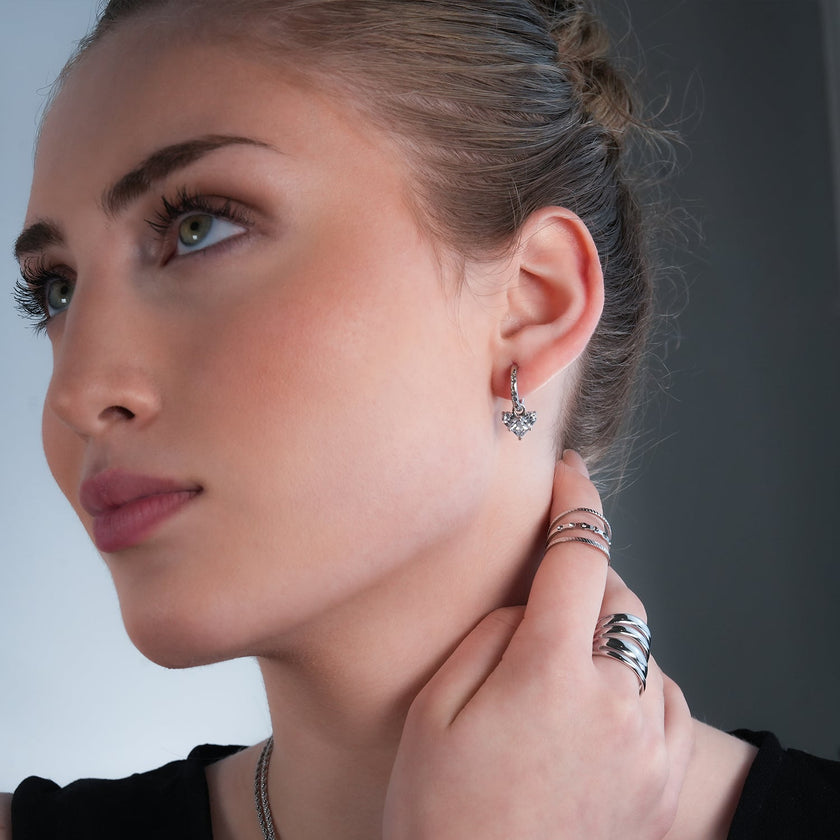 CREEDA Or Blanc (Ton Argenté) : Boucles d'oreilles vintage serties de zircons avec breloque en forme de cœur en moissanite.