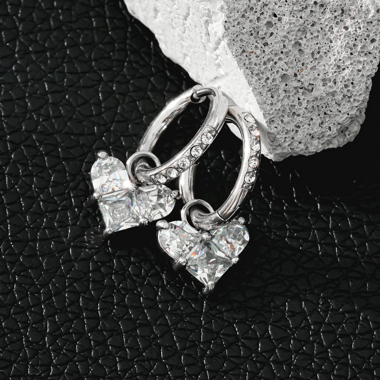 CREEDA Or Blanc (Ton Argenté) : Boucles d'oreilles vintage serties de zircons avec breloque en forme de cœur en moissanite.