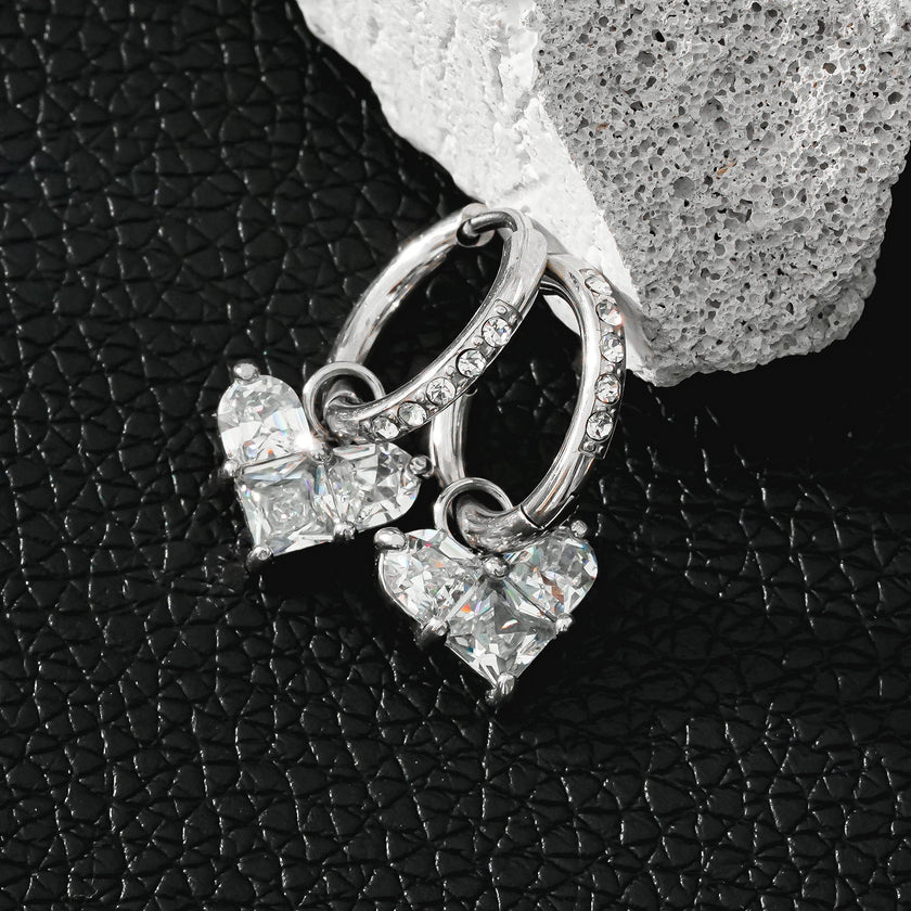CREEDA Or Blanc (Ton Argenté) : Boucles d'oreilles vintage serties de zircons avec breloque en forme de cœur en moissanite.