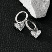 CREEDA Or Blanc (Ton Argenté) : Boucles d'oreilles vintage serties de zircons avec breloque en forme de cœur en moissanite.