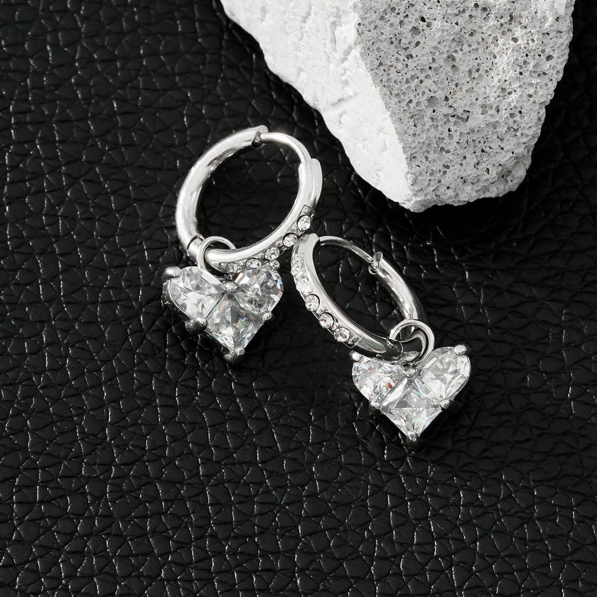 CREEDA Or Blanc (Ton Argenté) : Boucles d'oreilles vintage serties de zircons avec breloque en forme de cœur en moissanite.