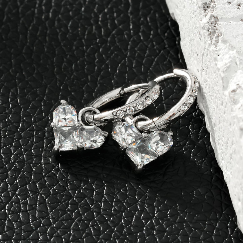 CREEDA Or Blanc (Ton Argenté) : Boucles d'oreilles vintage serties de zircons avec breloque en forme de cœur en moissanite.