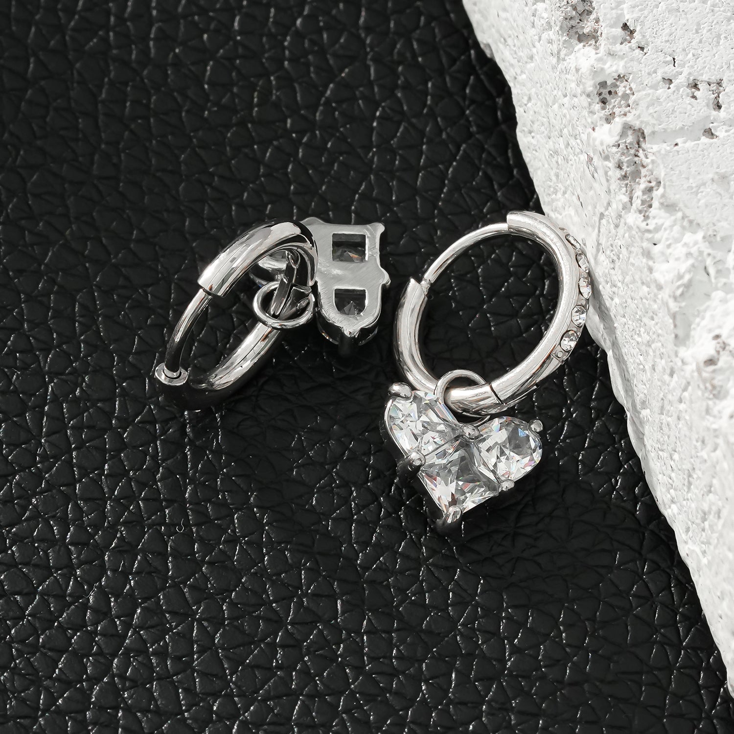 CREEDA Or Blanc (Ton Argenté) : Boucles d'oreilles vintage serties de zircons avec breloque en forme de cœur en moissanite.