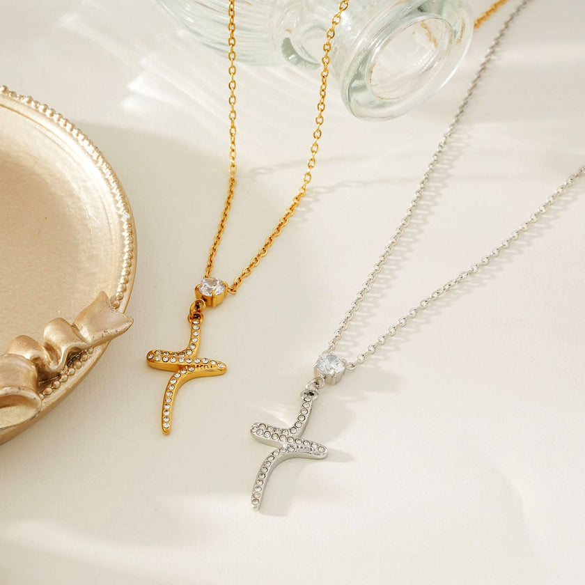 CRISTO Argent (Or Blanc) : Collier à fine chaîne avec pendentif croix abstraite texturée sertie de zircone.