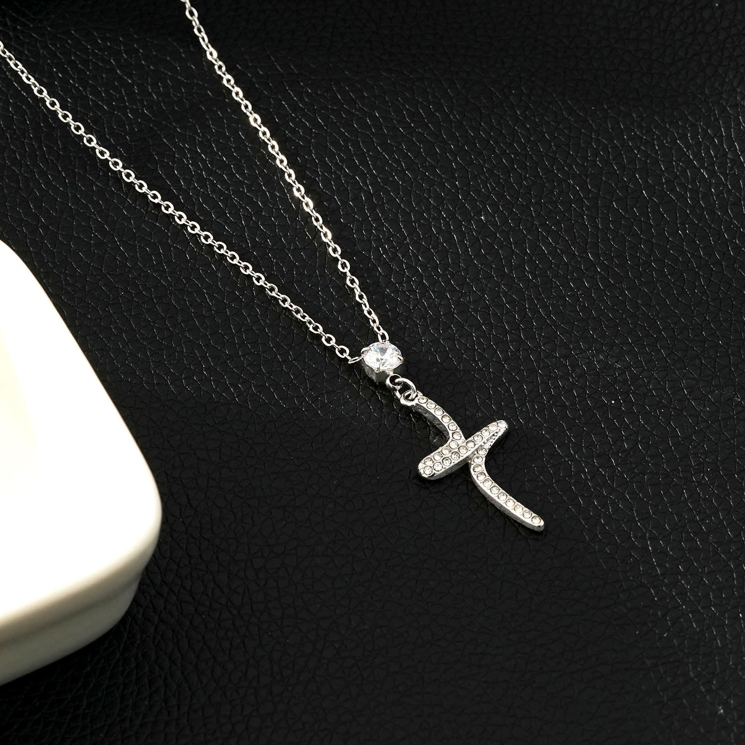 CRISTO Argent (Or Blanc) : Collier à fine chaîne avec pendentif croix abstraite texturée sertie de zircone.