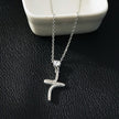 CRISTO Argent (Or Blanc) : Collier à fine chaîne avec pendentif croix abstraite texturée sertie de zircone.