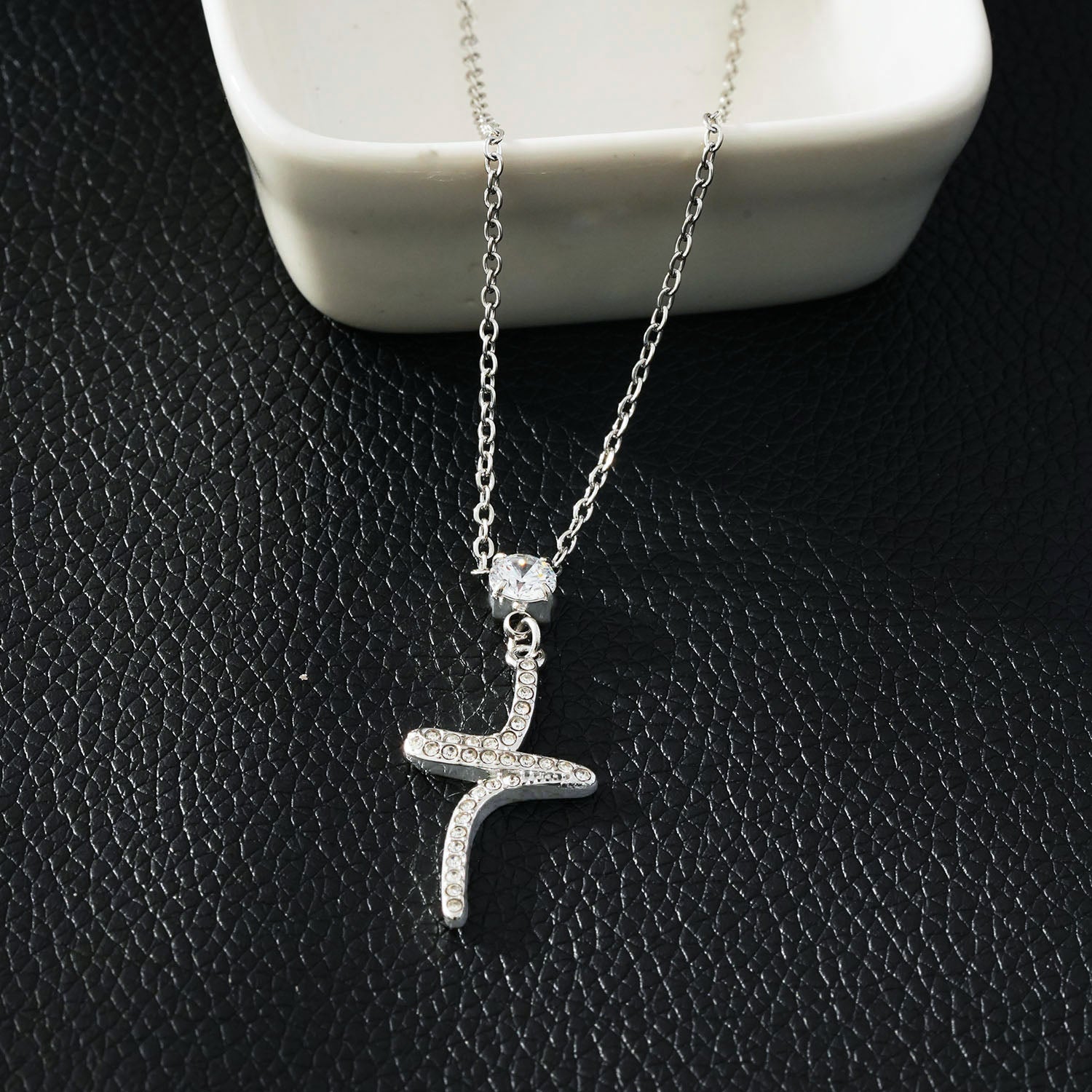 CRISTO Argent (Or Blanc) : Collier à fine chaîne avec pendentif croix abstraite texturée sertie de zircone.