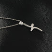 CRISTO Argent (Or Blanc) : Collier à fine chaîne avec pendentif croix abstraite texturée sertie de zircone.