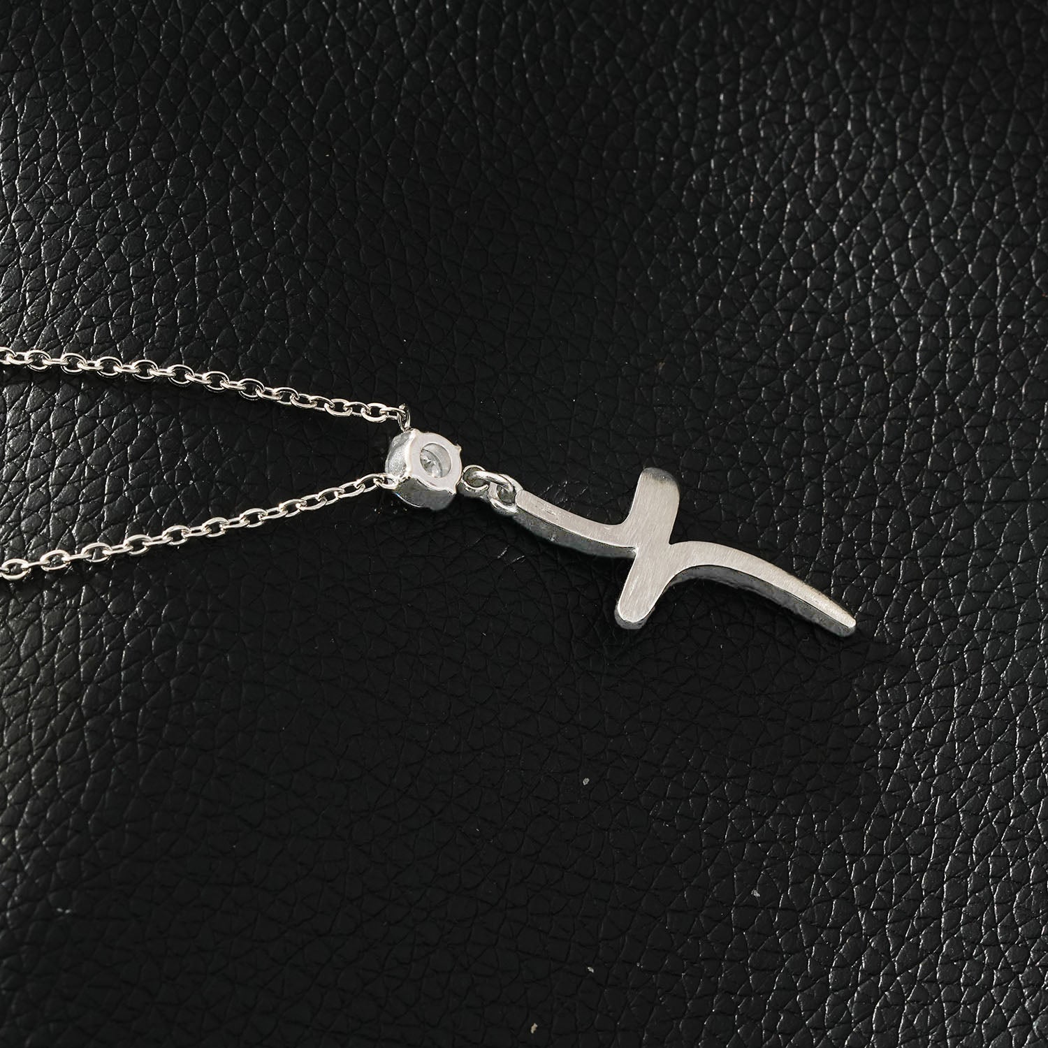CRISTO Argent (Or Blanc) : Collier à fine chaîne avec pendentif croix abstraite texturée sertie de zircone.