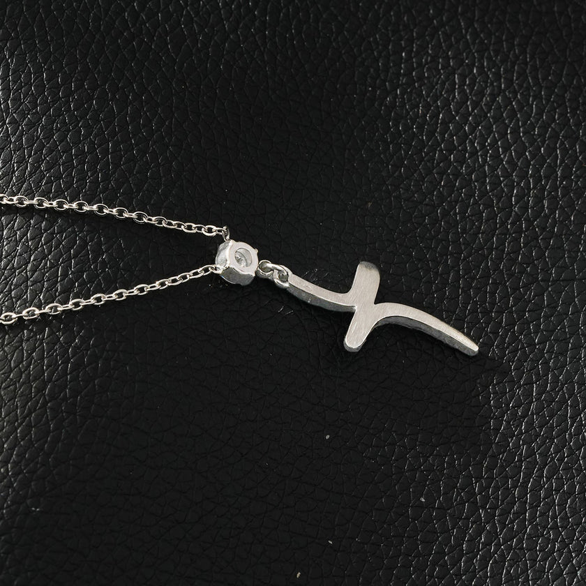 CRISTO Argent (Or Blanc) : Collier à fine chaîne avec pendentif croix abstraite texturée sertie de zircone.
