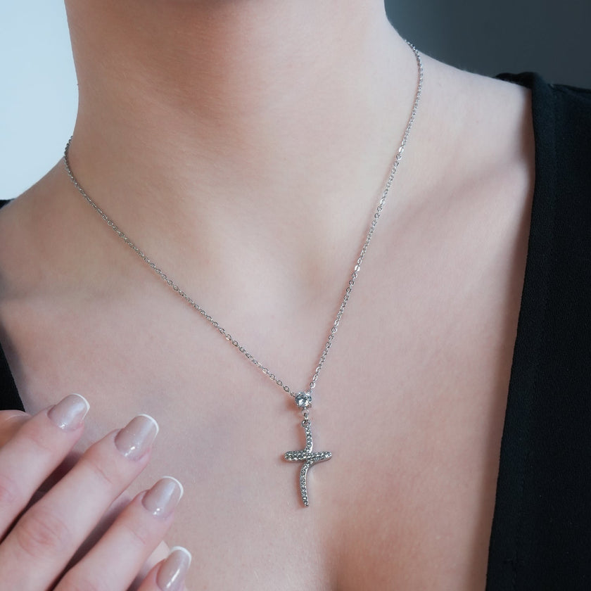 CRISTO Argent (Or Blanc) : Collier à fine chaîne avec pendentif croix abstraite texturée sertie de zircone.