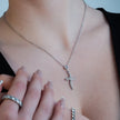 CRISTO Argent (Or Blanc) : Collier à fine chaîne avec pendentif croix abstraite texturée sertie de zircone.